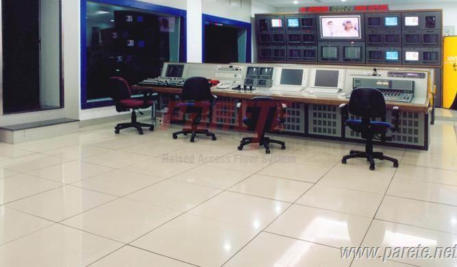 Porcelain raised flooring panels 