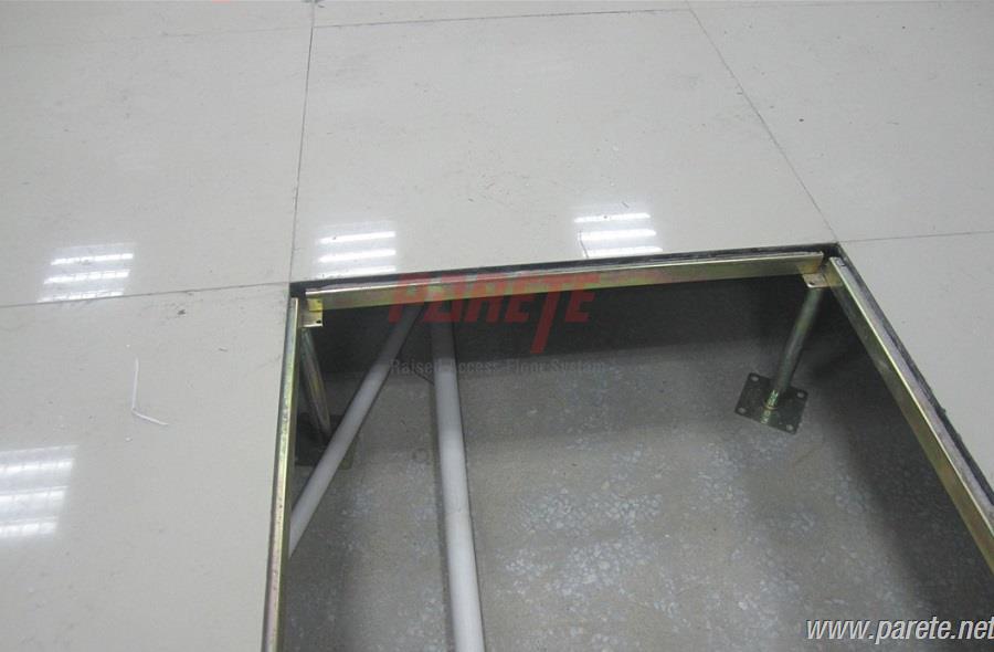 Porcelain raised flooring panels 